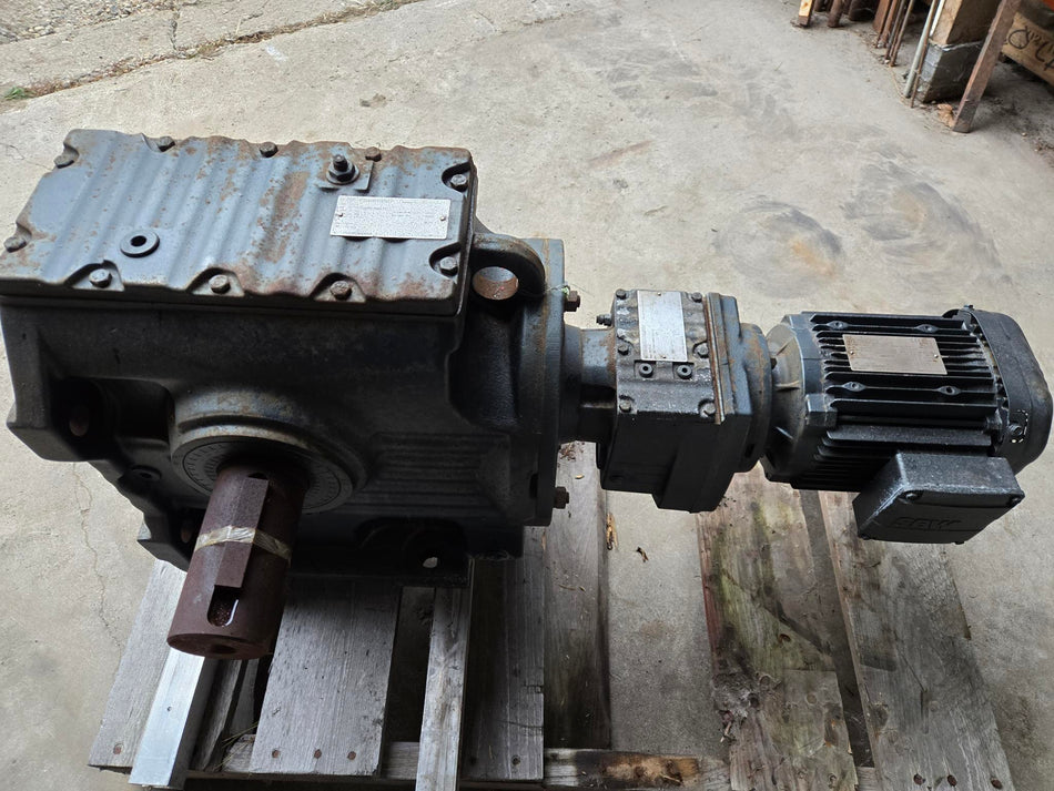 Sew-Eurodrive Gear Dual Reduction Drive with motor, Type S97/A, 1.5 kW, 330/575V, 3PH, Output RPM 5.3