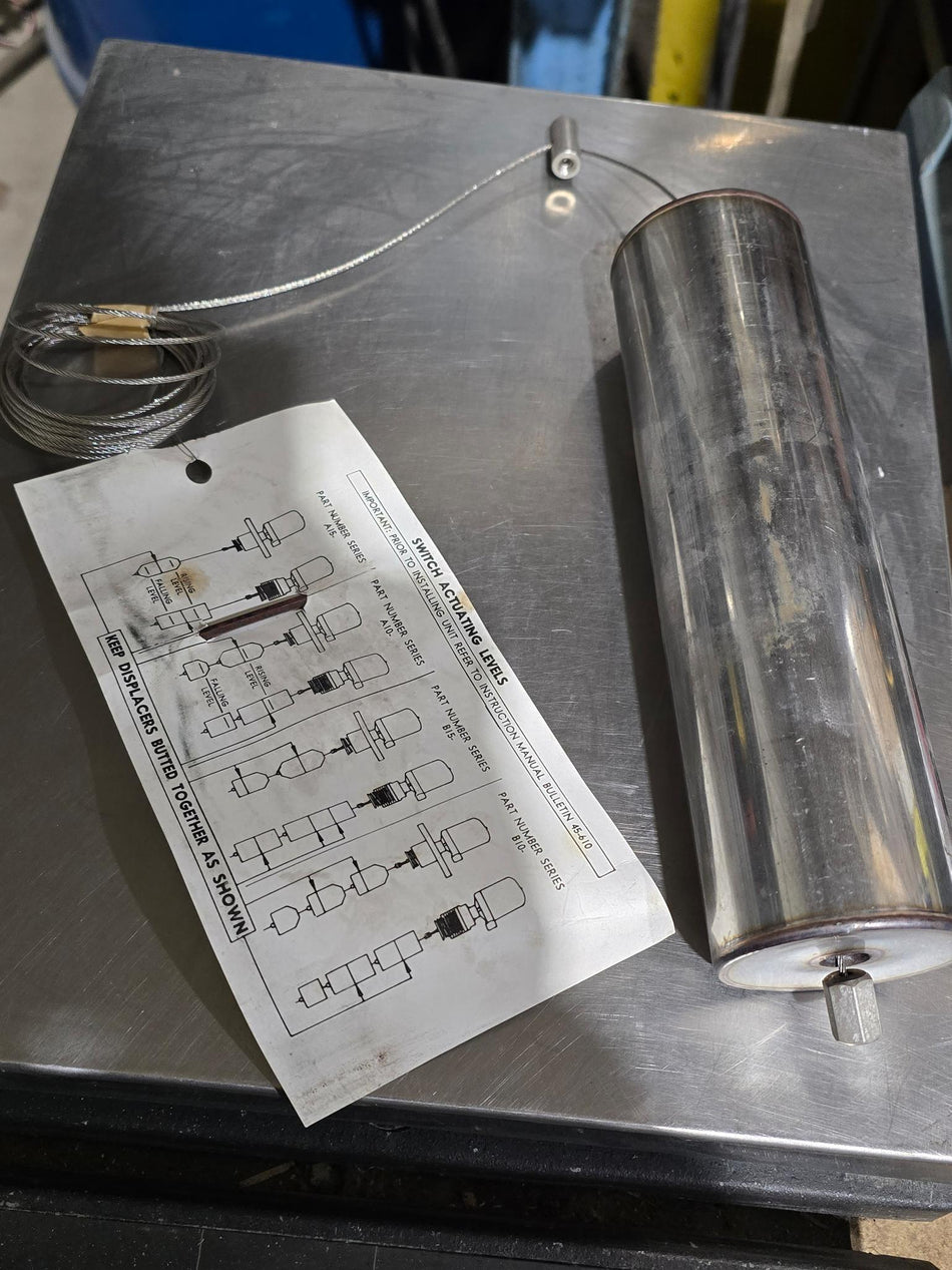 MAGNETROL SWITCH LEVEL DISPLACER, STAINLESS STEEL, XA15-1G13BNY