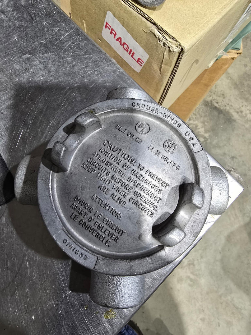 CROUSE HINDS GUAX16 CONDUIT OUTLET BOX WITH COVER 1/2"