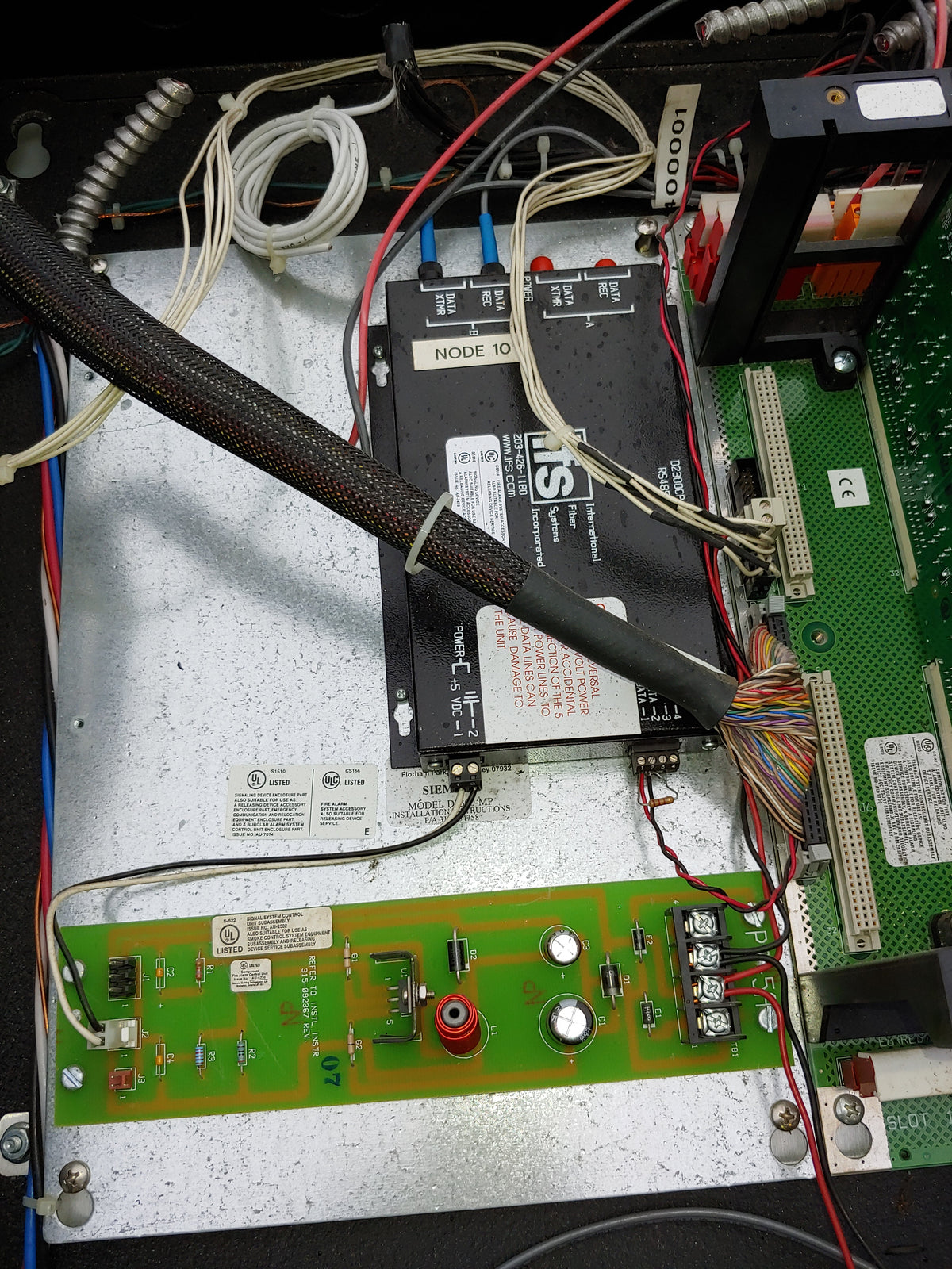 Siemens Alarm Panel Model # CAB2-BD with hardware installed – ETI Sales