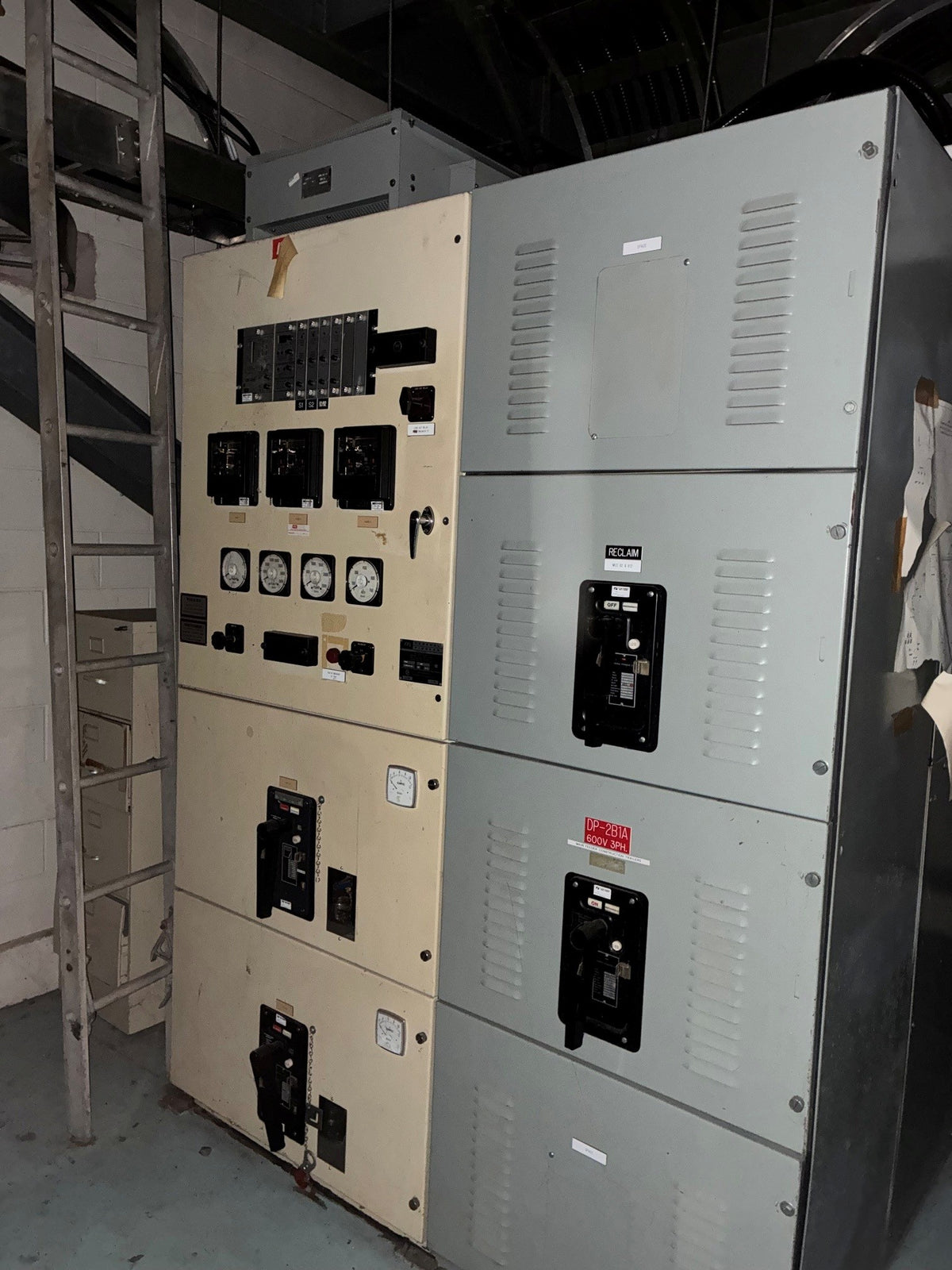 Allen-Bradley CENTERLINE 2100 MCC S2 - 600 V, 1200 A - SCA 2100-557-88