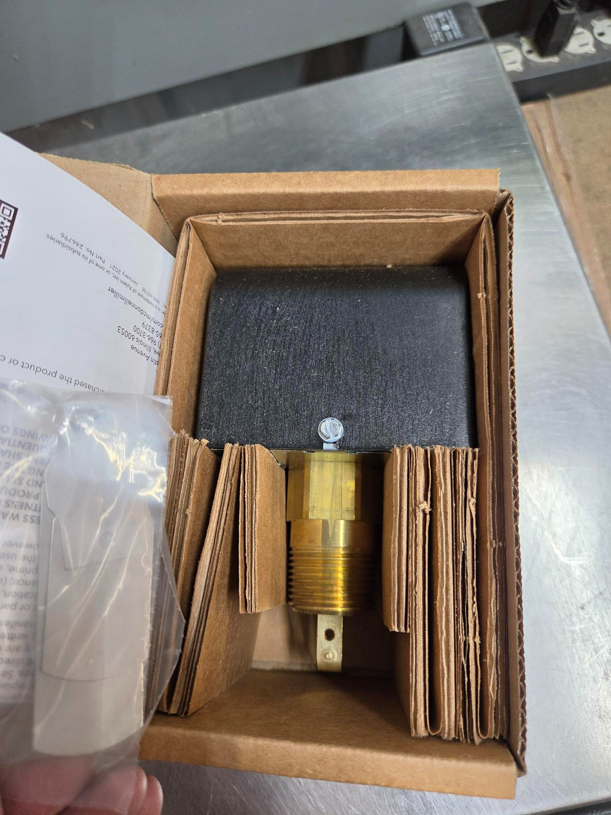 McDonnell & Miller FS4-3 / 114400 Flow Switch, 1 in NPT