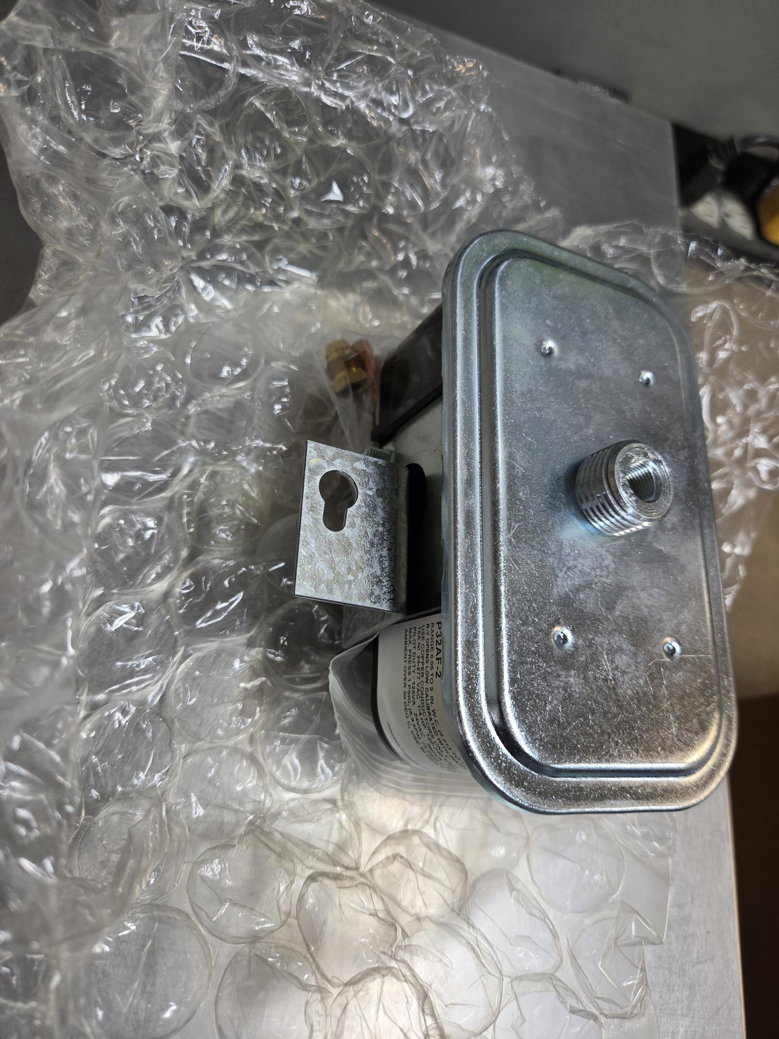 Johnson Controls P32AF-2C Differential Pressure Switch, 0.05–5 in WC