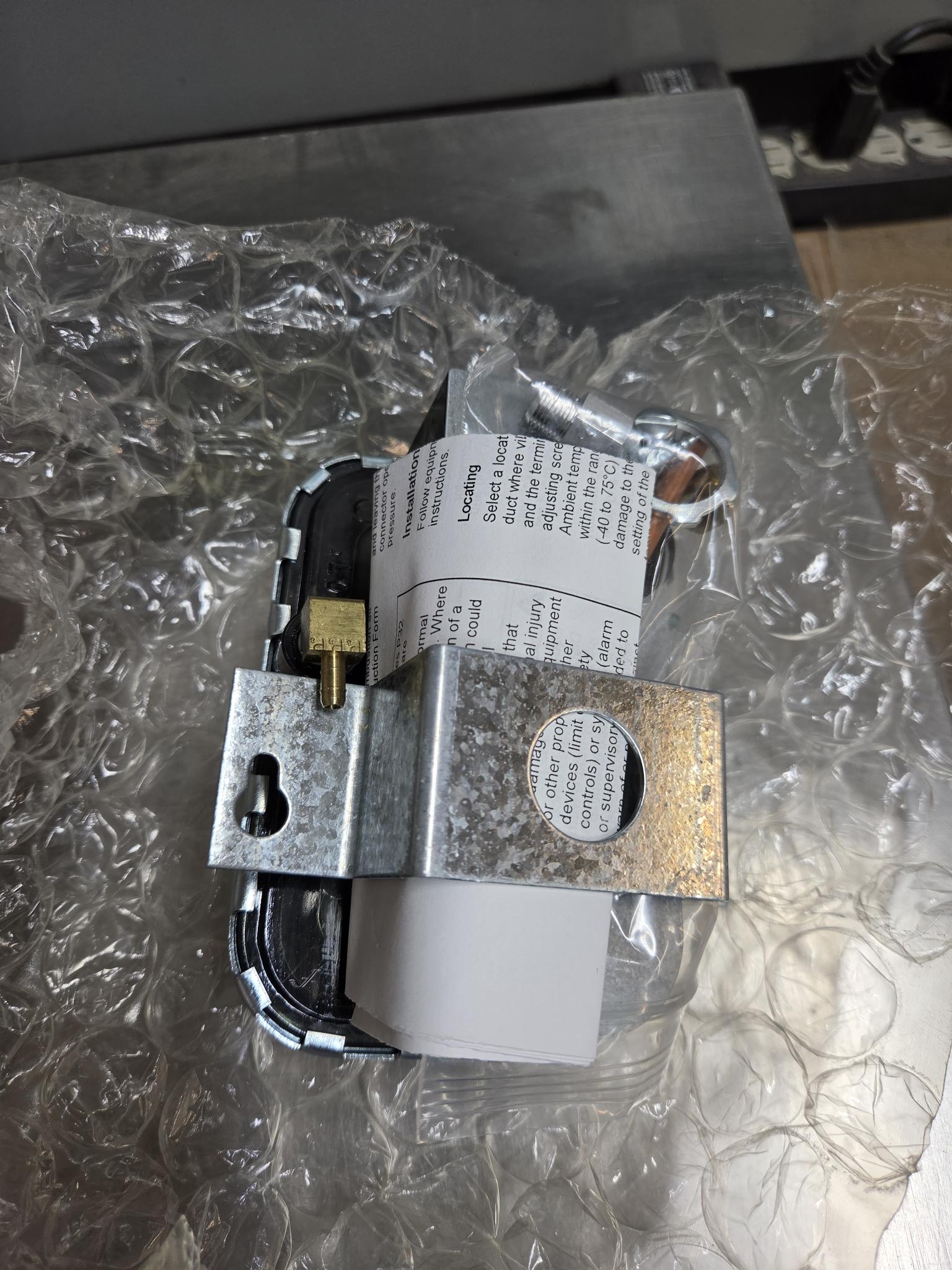 Johnson Controls P32AF-2C Differential Pressure Switch, 0.05–5 in WC