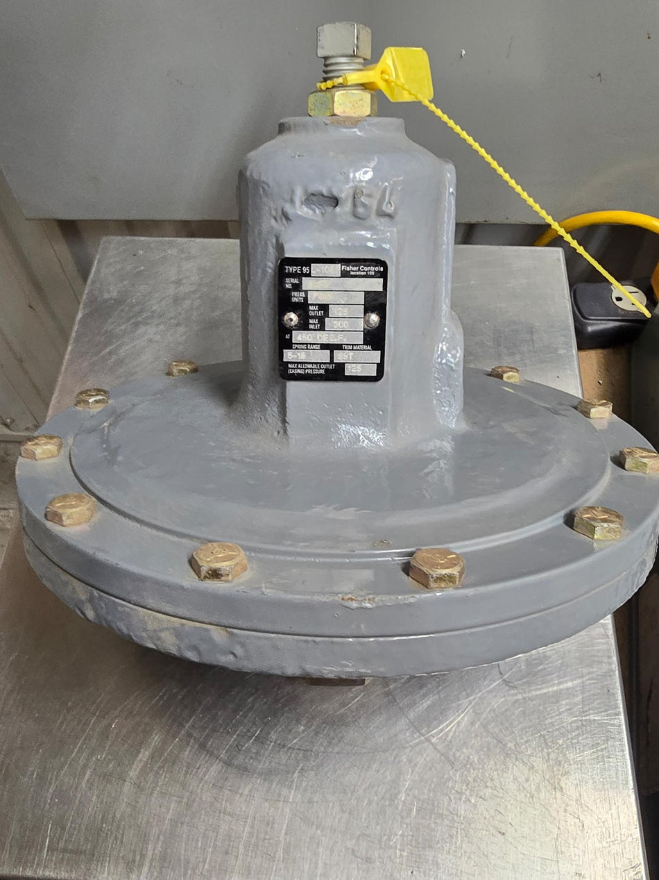 FISHER 95L-108 INDUSTRIAL PRESSURE REGULATOR, MAX OUTLET: 125PSI @ 450 DEG F,  MAX INLET: 300PSI @ 450 DEG F,  SPRING RANGE: 5-15,  TRIM MATERIAL: SST
